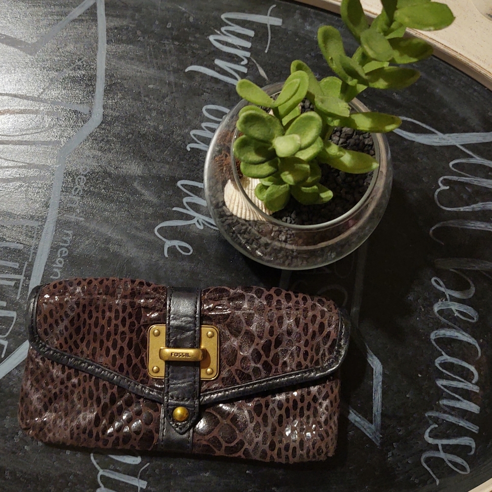 Fossil Brown leather textured wallet